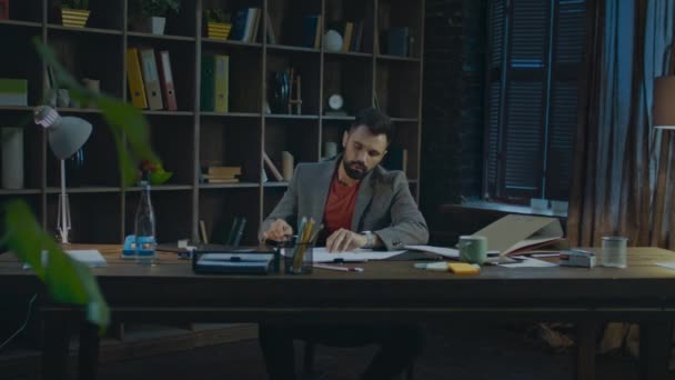 Hombre de negocios cansado trabajando en la oficina del hogar. Empresario trabajando en casa — Vídeos de Stock