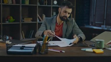 Belgeleri imzalama başarılı iş adamı evde studio belgeleri. Başlangıç iş