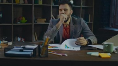 Office veri analizi ile çalışma gece rahat iş adamı. Yorgun bir adam