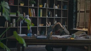 Ev ofis masasında kafa koyarak sinirli iş adamı. Yorgun işadamı