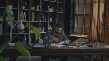 Masada kağıtları belgeleri okuma iş adamı. Ev ofis çalışma iş adamı