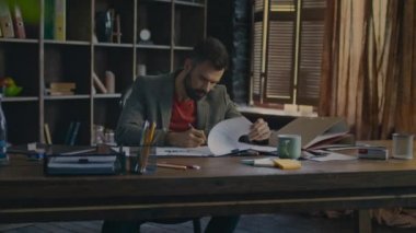İşadamı imza belge ofisinde. Yorgun adam belgelerle çalışma
