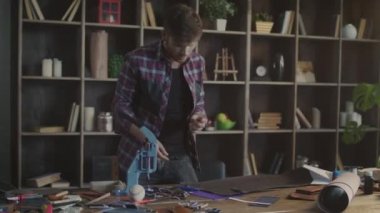 Mutlu deri maker atölyede dans. Yaratıcı atölye dans adam