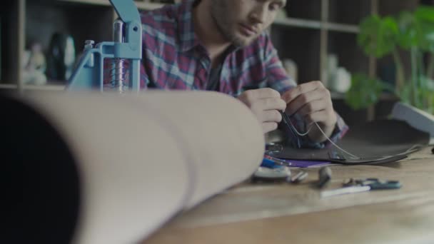 Hantverkare gör läder plånbok. Läder workshop — Stockvideo