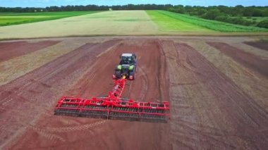 Tarım makineleri tarım alanında çalışıyor. Tarlayı