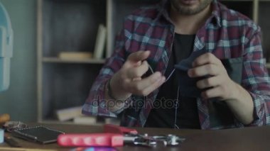 Adam hobi, deri cüzdan yapım ustası. Esnaf dikiş deri ürün