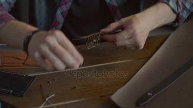 Deri anahtarlık ev atölye yapım ustası. Deri atölye