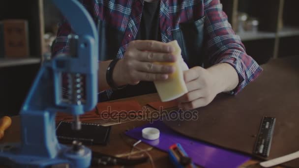 革製の財布を作る。手作り皮革製造 — ストック動画