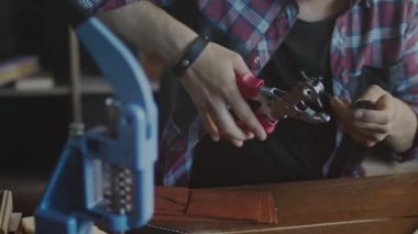 Delik deri kayışı yapma deri üreticisi. Deri atölye