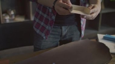 Karton kutu yapım ustası. Ürün ambalajı küçük işletme ürünleri