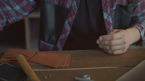 Travailleur se frottant les mains après avoir travaillé en atelier. Homme mains prêtes pour le travail — Video