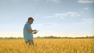 Tarım alanında çalışan bilim adamı. Hasat alanda tarım araştırma