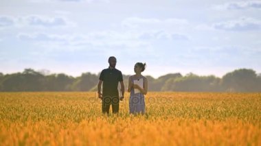 Buğday alanında kız öğrenci ile yaz yürüme Ziraat Mühendisi