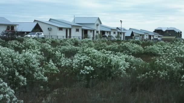 Casas modernas en pueblo de campo para la recreación en la naturaleza de verano — Vídeos de Stock