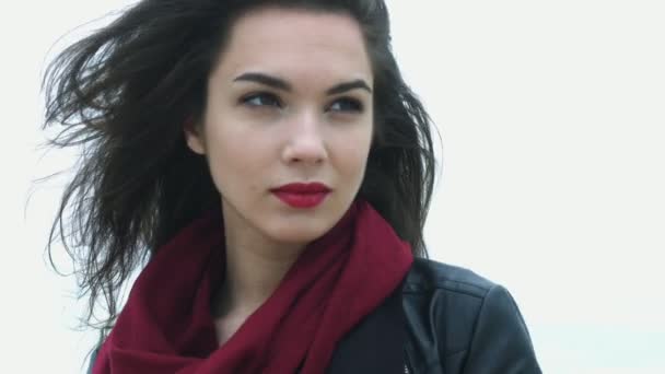 Porträt brünette Frau mit langen Haaren und Blick in die Kamera — Stockvideo