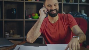 Cep telefonu ev iş yerinde konuşurken mutlu iş adamı. İş görüşme