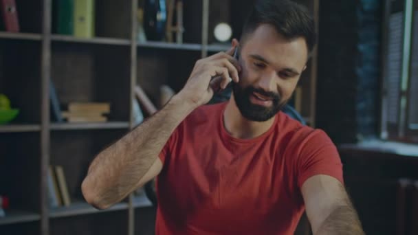 Los empresarios exitosos disfrutan de las buenas noticias. Retrato del hombre feliz. Victoria empresarial — Vídeo de stock