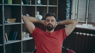 Başarılı bir iş adamı rahat rahat ofisinde. Genç girişimci portresi