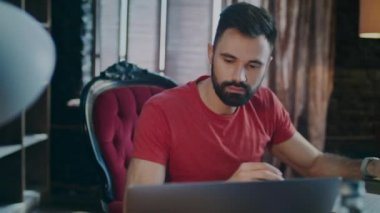 Odaklı ev iş yerinde dizüstü bilgisayarda çalışan adam. Ev iş iş