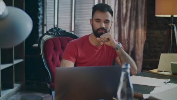 Überraschter Mann lächelt, während er Laptop-Computer benutzt. Geschäftsmann mit Notizbuch — Stockvideo
