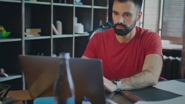 Mladé stylové podnikatel pracuje na notebooku s koncentrovanou výrazem na tváři — Stock video