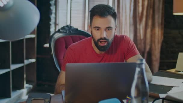 Feliz hombre de negocios leyendo buenas noticias en el ordenador portátil en la oficina. Sí, señal — Vídeo de stock