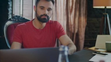 Dizüstü bilgisayarda çalışan ve Office telefonda Sohbet iş adamı