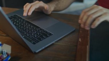 Dizüstü bilgisayar yazmaya. Dizüstü bilgisayar işyeri. Dizüstü bilgisayar yazmaya işadamı eller