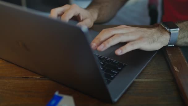 Primo piano di mani maschili digitando sulla tastiera. Mani di battitura sulla tastiera di macbook — Video Stock