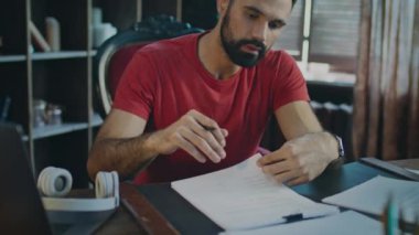 Günün sonunda son sözleşme imzalama ve kağıtları masaya atma işadamı