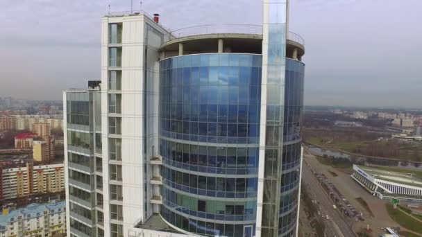 Vállalati iroda épület belvárosában. Üveg felhőkarcoló építési — Stock videók