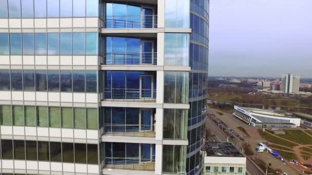 Vista frontal do edifício de vidro. Highrise edifício fachada escritório corporativo — Vídeo de Stock