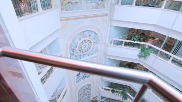 유리 엘리베이터 이동 다운 럭셔리 호텔 내부. 유리 엘리베이터 호텔 아래로 이동 — 비디오