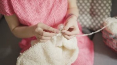 Örgü yün giysi yapma kadın. Yaratıcı kadın el örgü
