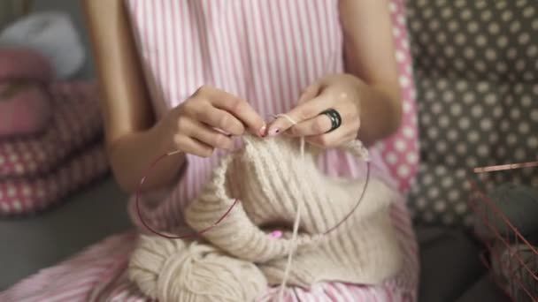 Woman knitting woolen sweater. Woman hobby knitting woolen clothes — Stock Video