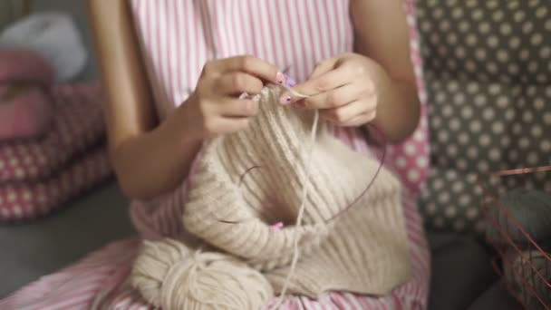 Woman knitting wool clothes from woolen yarn. Woman leisure knitting wool yarn — Stock Video