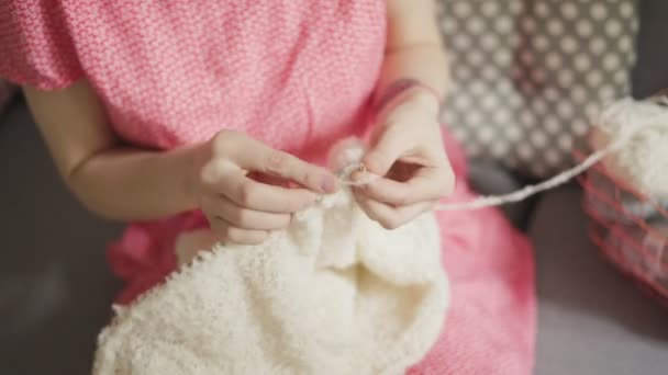 Mujer tejedora haciendo ropa de lana. Mujer creativa tejiendo manos — Vídeo de stock