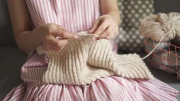 Cerrar las manos de la mujer tejiendo agujas ropa de lana. Mujer hobby — Vídeos de Stock