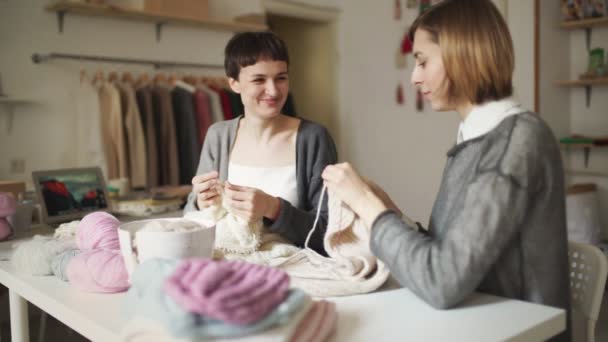 Két kötés textil műhelyben dolgozó nő. Asszony hobbija kötés kezek — Stock videók