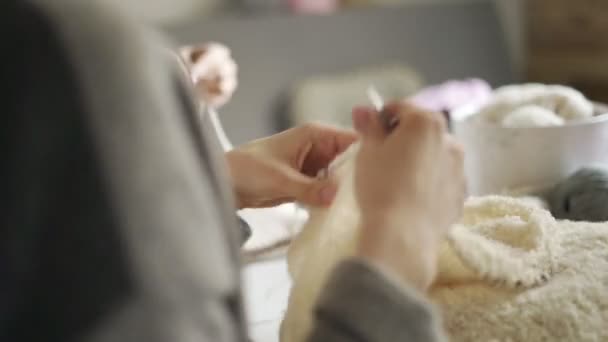 Aiguilles à tricoter femmes tissu de laine blanche. Fil de tricot passe-temps femme — Video