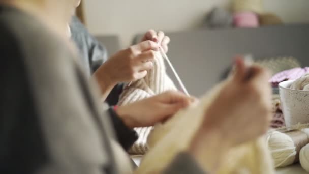 Knitting kobiety strony Dokonywanie Tkaniny wełniane. Kobieta, dziewiarskie ręce — Wideo stockowe