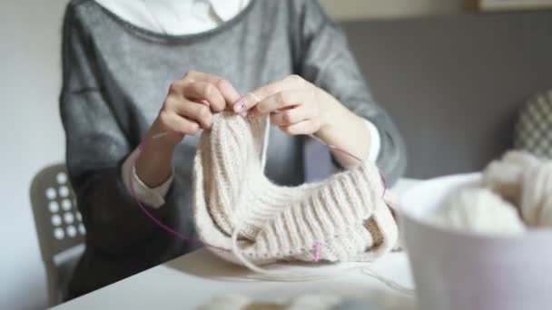 El primer plano de las manos femeninas tejiendo agujas ropa de lana. Mujer hobby — Vídeos de Stock