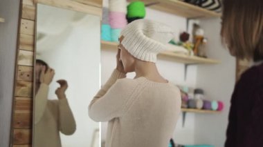 Mutlu kadın örme headdress açık ayna Tekstil atölyesinde uygun