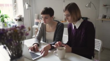 Yaratıcı kadın birlikte arkadaş tarafından dizüstü online mağazasında ürünler seçme