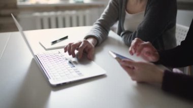 Klavye dizüstü kullanarak eller. Cep telefonu kullaranarak kadın eller
