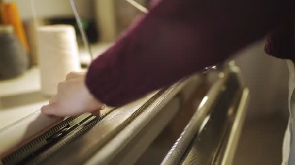 Mani femminili che lavorano sulla macchina da tessitura in laboratorio di cucito — Video Stock