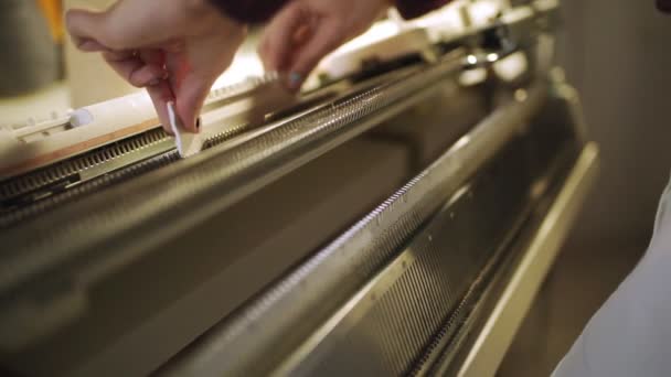 Mani femminili che si preparano per il lavoro sulla tessitrice nell'officina tessile — Video Stock