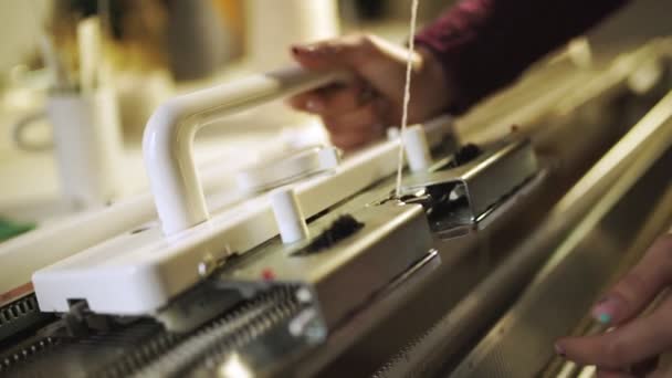 Vrouw knitter hand bezig met weven machine. Productie machine breien — Stockvideo