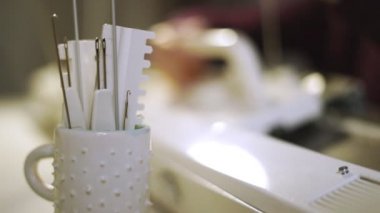 İğneler ve makine atölyesinde örgü üzerinde kullanmak için beyaz kupa cetveller