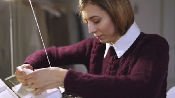 Artesanato mulher de tricô têxtil na máquina tear na oficina — Vídeo de Stock